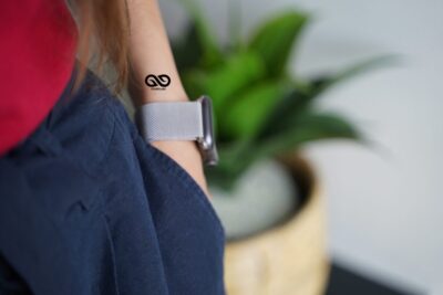 Personalized Magnetic metal loop strap for Apple Watch 42MM 41MM 40MM Series 4 5 6 7 8 9 10 11 SE SE 2 Gen