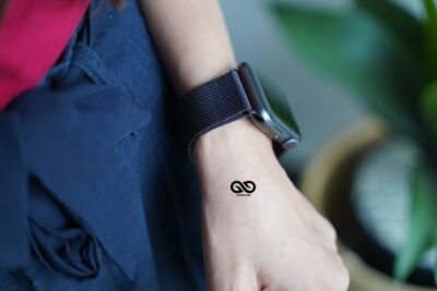 Personalized Magnetic metal loop strap for Apple Watch 42MM 41MM 40MM Series 4 5 6 7 8 9 10 11 SE SE 2 Gen