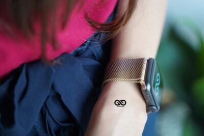 Magnetic metal loop strap for Apple Watch 42MM 41MM 40MM Series 4 5 6 7 8 9 10 11 SE SE 2 Gen