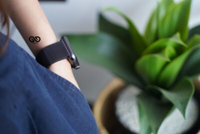 Personalized Magnetic metal loop strap for Apple Watch 42MM 41MM 40MM Series 4 5 6 7 8 9 10 11 SE SE 2 Gen