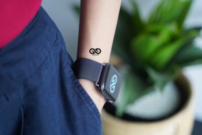 Personalized Magnetic metal loop strap for Apple Watch 42MM 41MM 40MM Series 4 5 6 7 8 9 10 11 SE SE 2 Gen