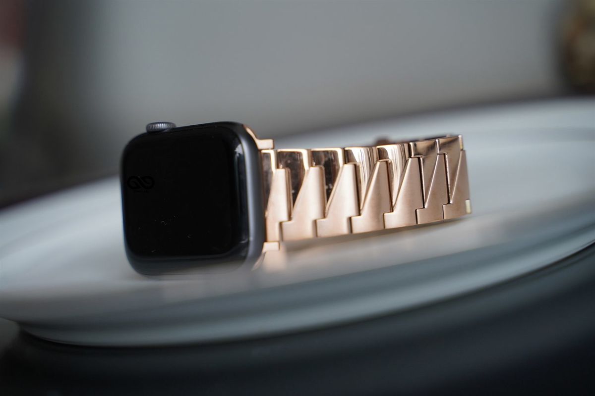 Rose Gold Glossy Matte Link Strap For Apple Watch 42MM 41MM 40MM Series 4 5 6 7 8 9 10 SE SE 2 Gen 4 Rose Gold Glossy Matte Link Strap For Apple Watch 42MM 41MM 40MM Series 4 5 6 7 8 9 10 SE SE 2 Gen - Image 4