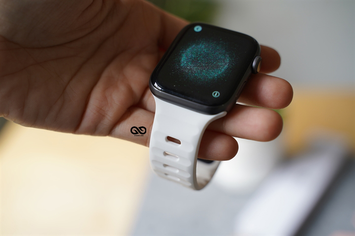 White Waterproof Silicone Sports Bands for Apple Watch 42MM 41MM 40MM Series 4 5 6 7 8 9 10 11 SE SE 2 Gen