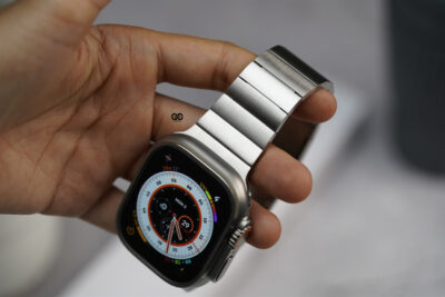 Silver Titanium Matte Finish Detachable Link Strap With Magnetic Closure For Apple Watch 49 MM (Series Ultra/Ultra 2/Ultra 3)