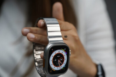 Silver Titanium Matte Finish Detachable Link Strap With Magnetic Closure For Apple Watch 49 MM (Series Ultra/Ultra 2/Ultra 3)