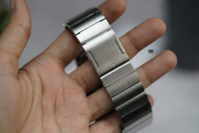 Silver Titanium Matte Finish Detachable Link Strap With Magnetic Closure For Apple Watch 49 MM (Series Ultra/Ultra 2/Ultra 3)