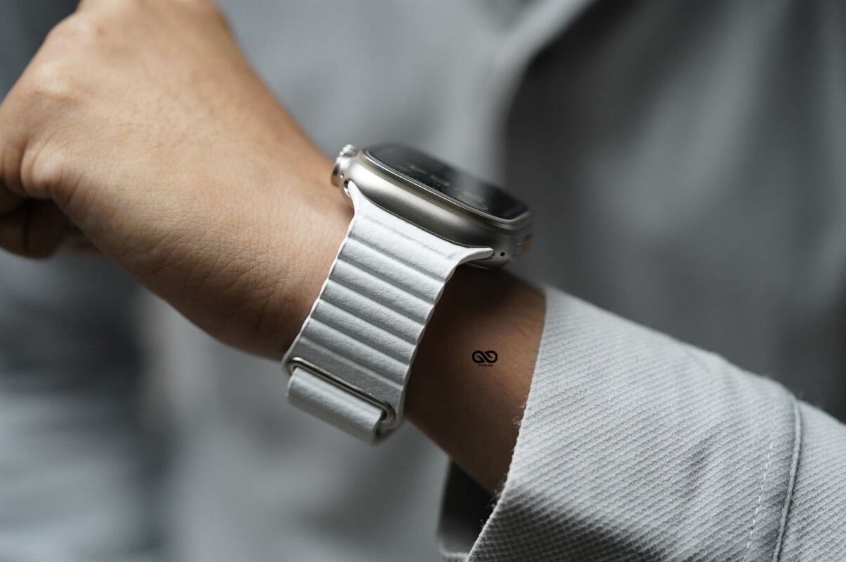 White Magnetic leather Loop For Apple Watch 49 (Series Ultra/Ultra 2/Ultra 3)