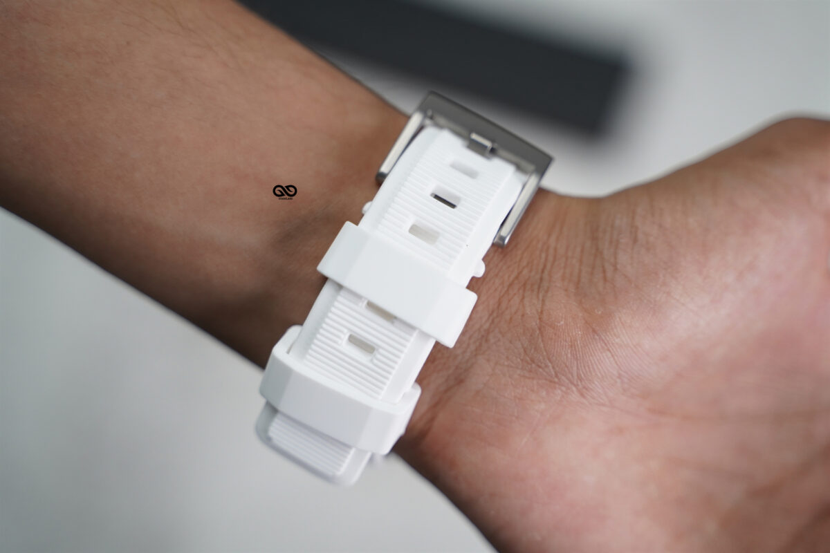White Waterproof Silicone Sports Band with Buckle for Apple Watch 44MM 45MM 46MM Series 4 5 6 7 8 9 10 11 (SE 2 3 Gen)
