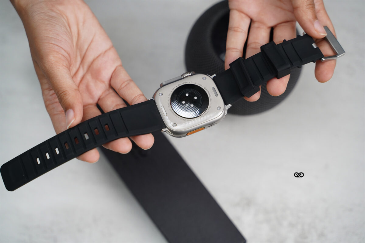 Black Waterproof Silicone Sports Band with Buckle for Apple Watch 49 Series Ultra1 2 3 4
