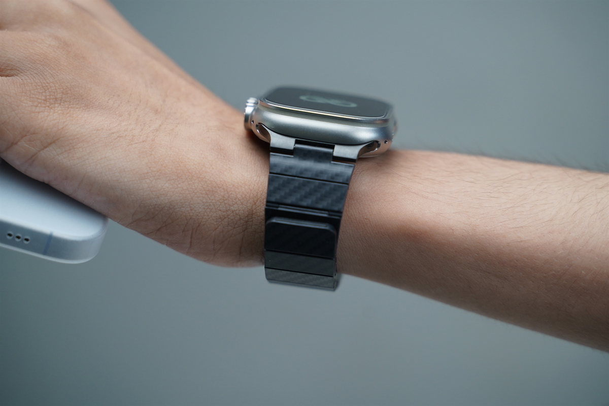 Carbon Textured Strap With Magnetic Closure For Apple Watch 49 Series Ultra1 2 3 4 6 Carbon Textured Strap With Magnetic Closure For Apple Watch 49 Series Ultra1 2 3 4 - Image 6