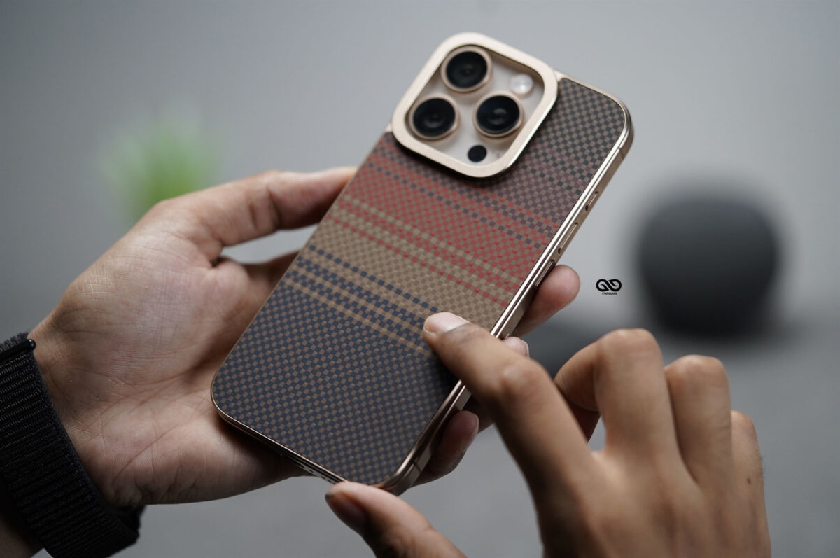 MagSafe Carbon Texture Back Panel for iPhone 16 Pro/ 16 Pro Max