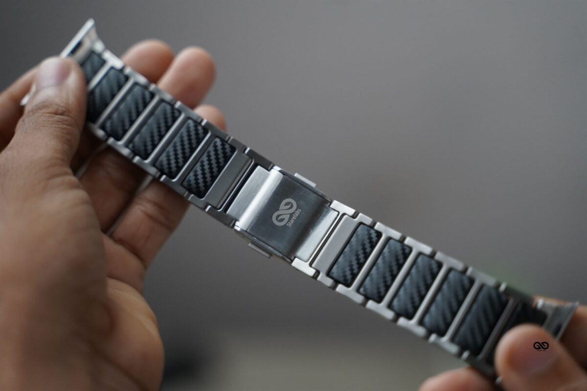 Real Carbon Titanium Link Strap With Magnetic Closure For Apple Watch 49 (Series Ultra/Ultra 2/Ultra 3/Ultra 4)