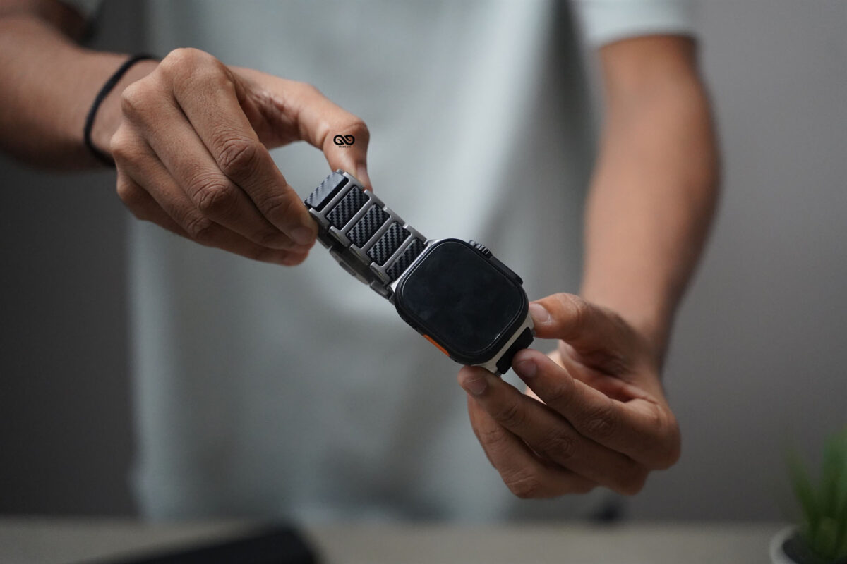 Real Carbon Titanium Link Strap With Magnetic Closure For Apple Watch 49 (Series Ultra/Ultra 2/Ultra 3/Ultra 4)
