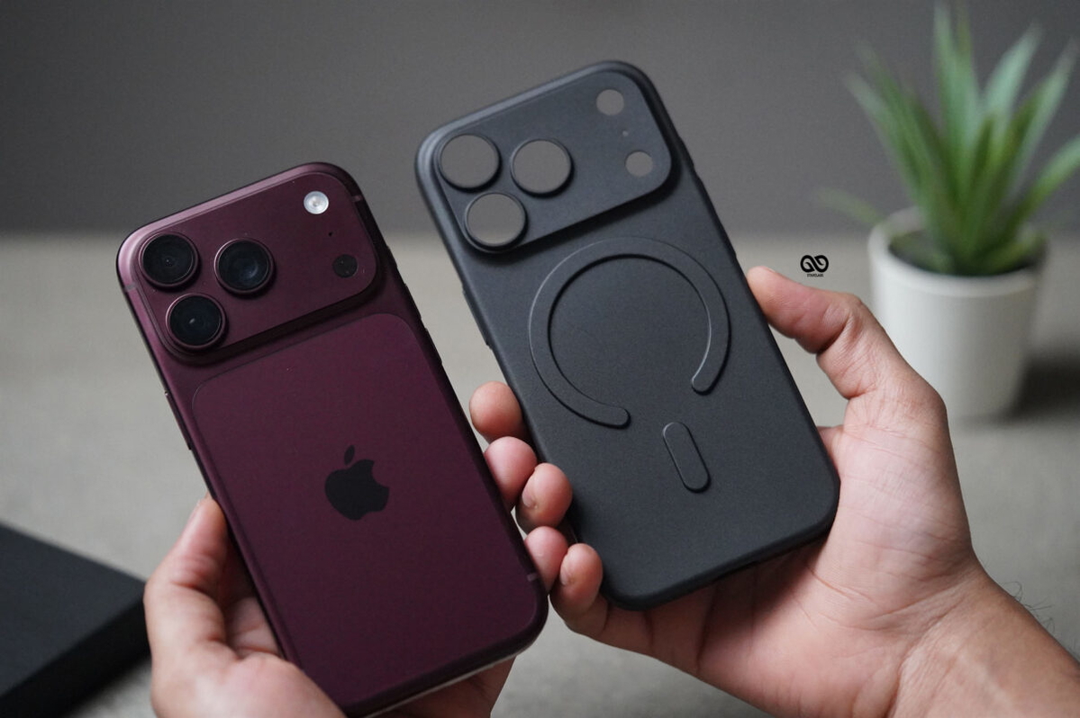 Dark Black Magsafe Ultra Thin Case For iPhone 18 Pro/18 Pro Max(Camera Cutout)